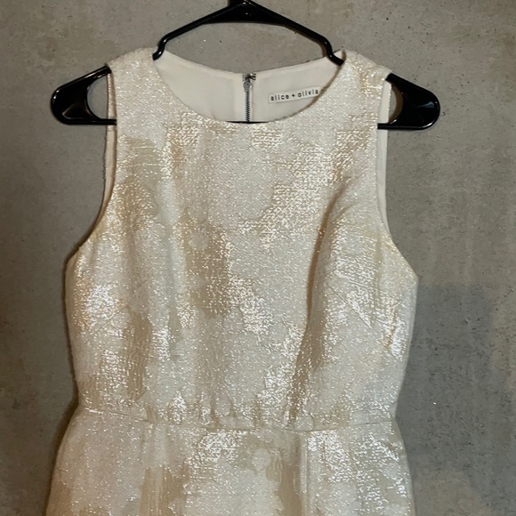 Alice + Olivia Mea Lantern Gold/Cream Shift Dress.  Size 4 - Picture 3 of 12